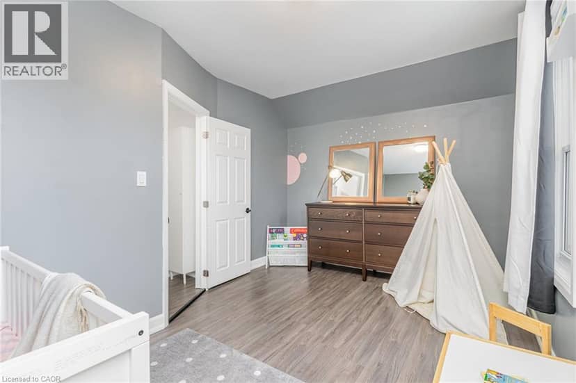 4 ROBINS Avenue — photo 18 of 27