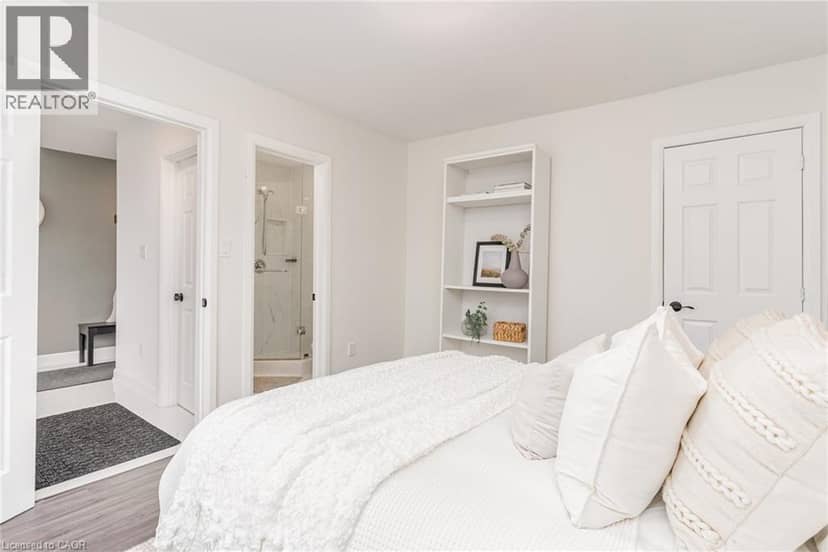 4 ROBINS Avenue — photo 11 of 27