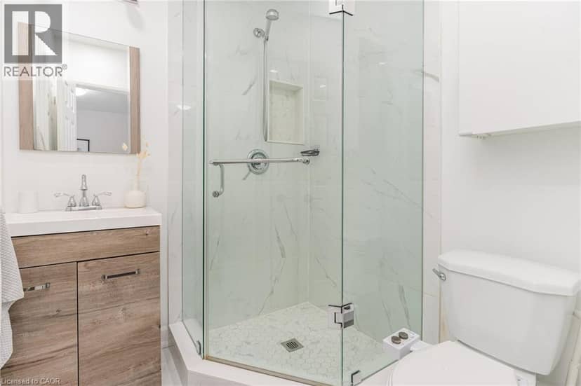 4 ROBINS Avenue — photo 13 of 27