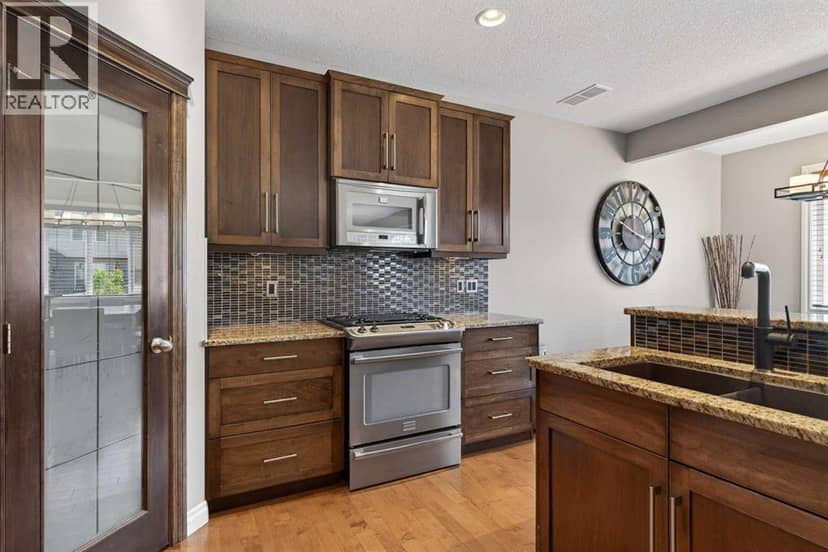 159 Sherwood Crescent NW — photo 11 of 40