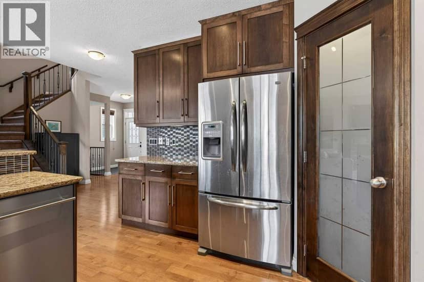 159 Sherwood Crescent NW — photo 10 of 40