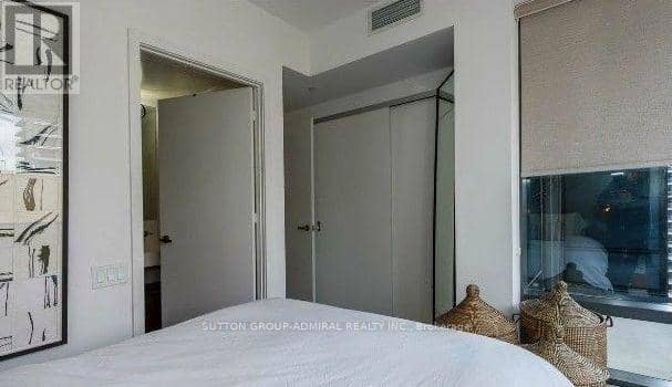 1605 - 5 St Joseph Street — photo 9 of 20