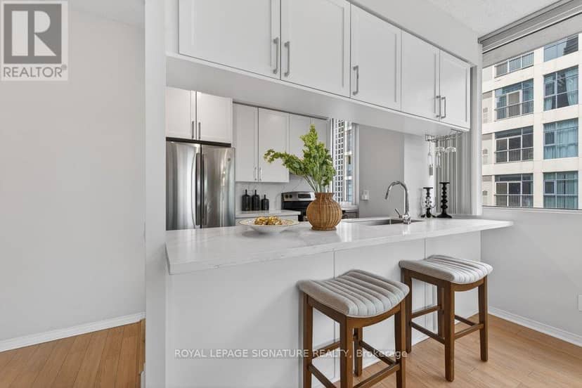 707 - 555 Yonge Street — photo 7 of 29