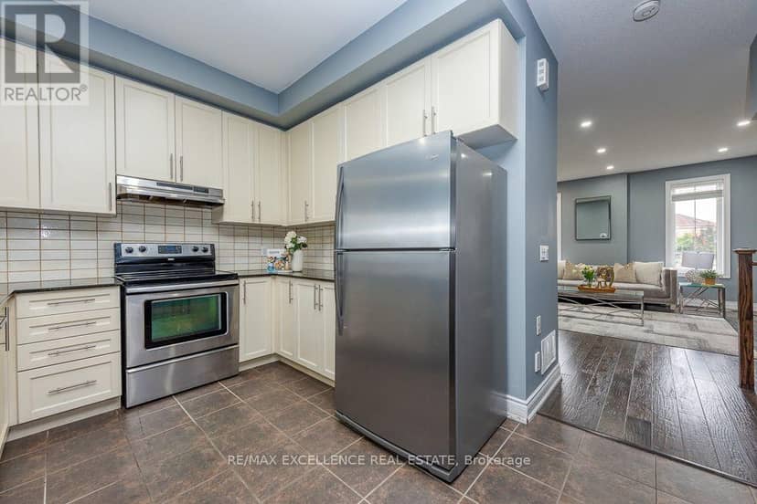 84 - 110 Cedar Lake Crescent — photo 10 of 28
