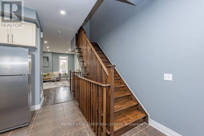 84 - 110 Cedar Lake Crescent — photo 18 of 28