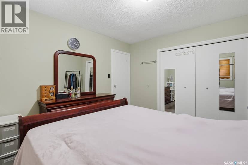 403 Sherry CRESCENT — photo 15 of 40