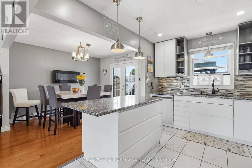 321 Sainte-Anne Street — photo 11 of 39