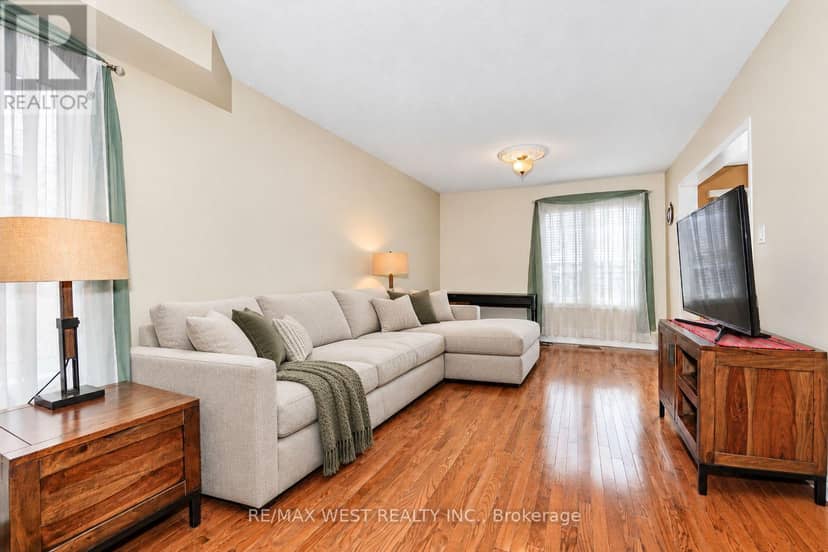 277 Queen Mary Drive, Brampton, photo 2