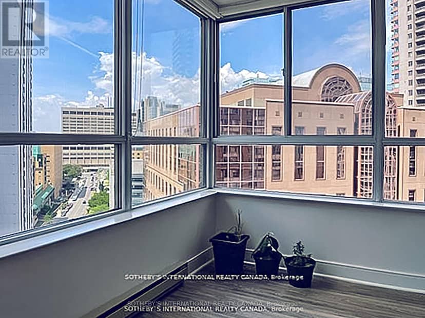 1715 - 711 Bay Street — photo 18 of 23