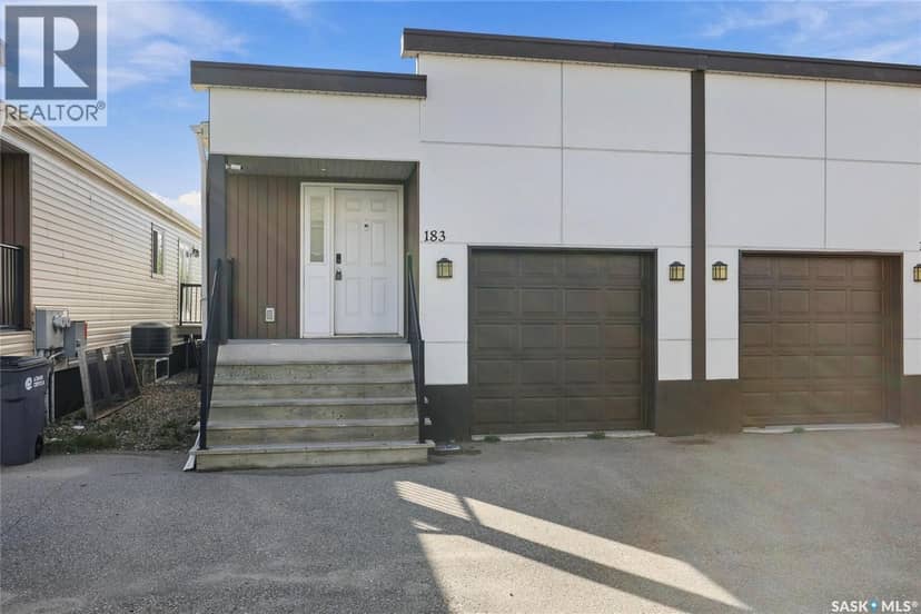 183 Chateau Crescent, Pilot Butte, photo 2