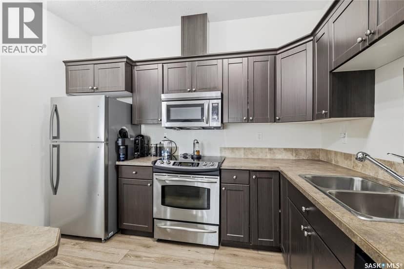 183 Chateau Crescent — photo 7 of 27