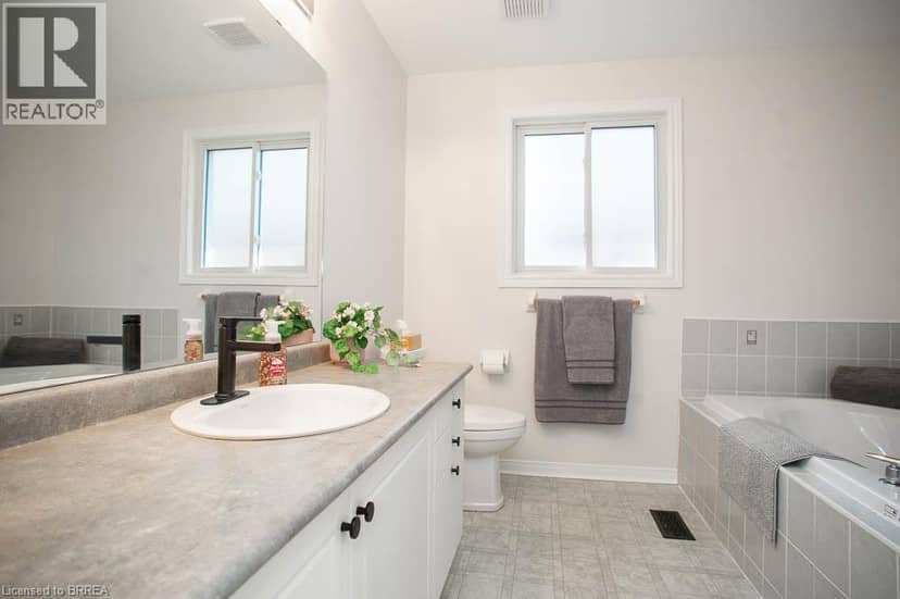 48 LOVELL Crescent — photo 17 of 28