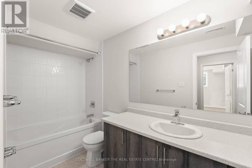 19 - 17 Lakewood Crescent — photo 30 of 36