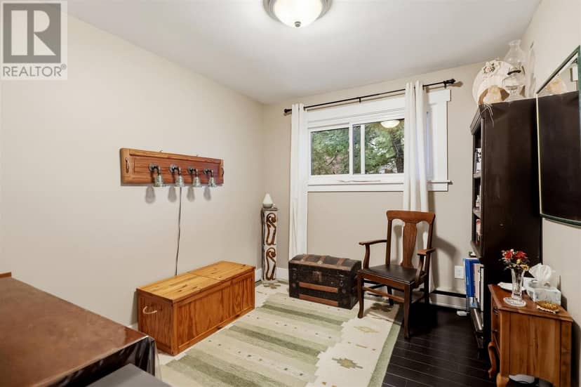 19 Illinois AVE — photo 11 of 39