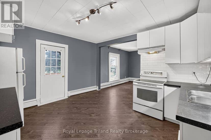 156-158 Charles Street W — photo 14 of 40