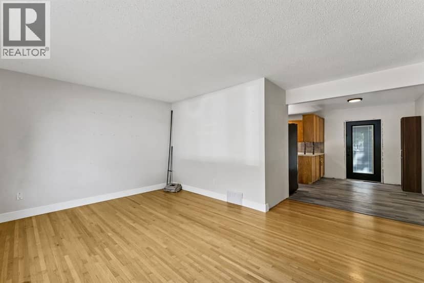 61 Huckvale Crescent SW — photo 15 of 34