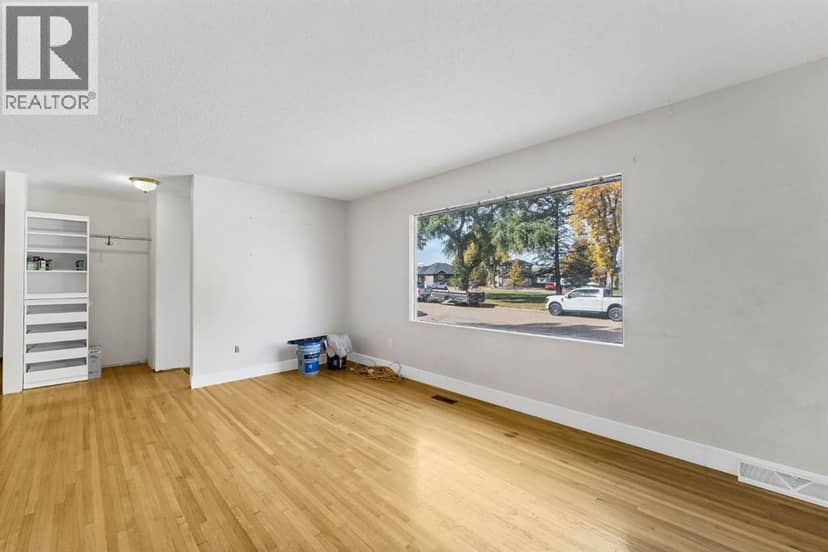 61 Huckvale Crescent SW — photo 17 of 34