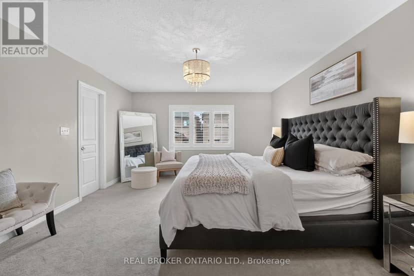 3231 Stoney Crescent — photo 4 of 40