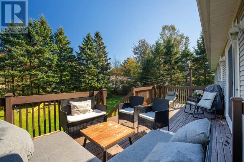 124 GREENSVIEW Drive — photo 10 of 40