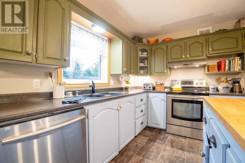124 GREENSVIEW Drive — photo 17 of 40