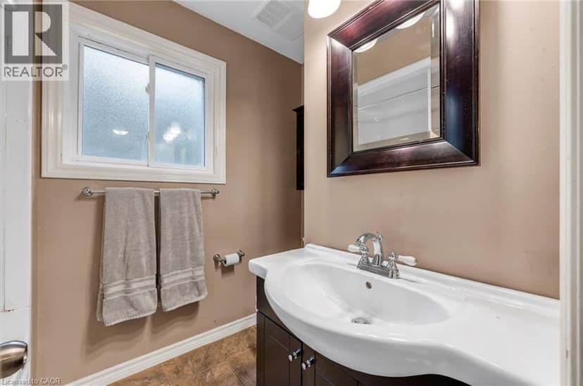 38 TEWKSBURY Crescent — photo 9 of 19