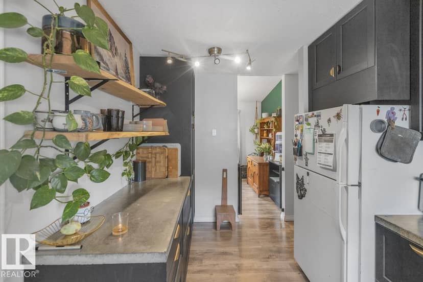 8808 43 AV NW — photo 10 of 16