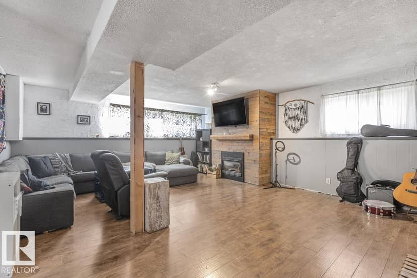 8808 43 AV NW — photo 13 of 16