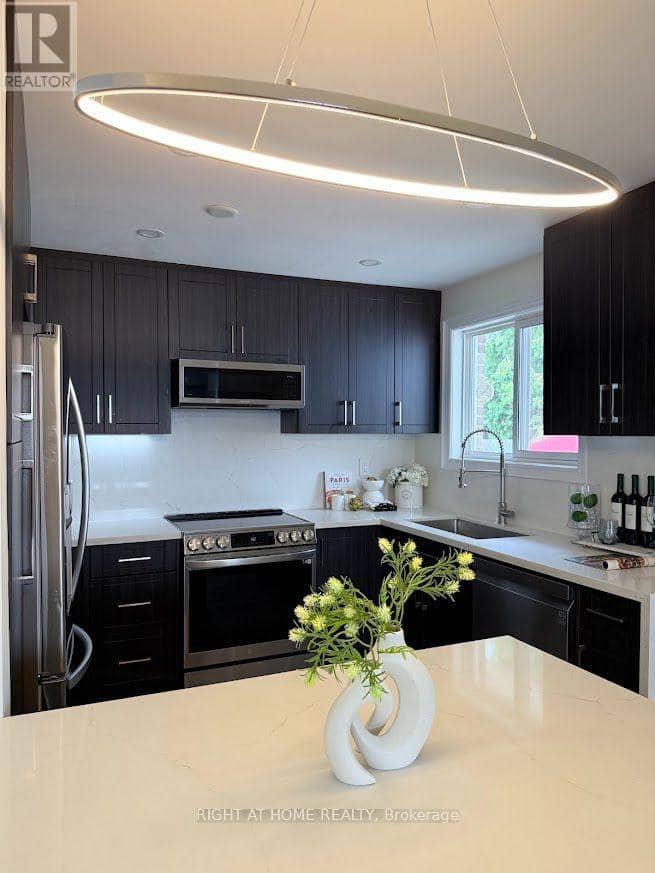 315 Roywood Crescent — photo 10 of 40
