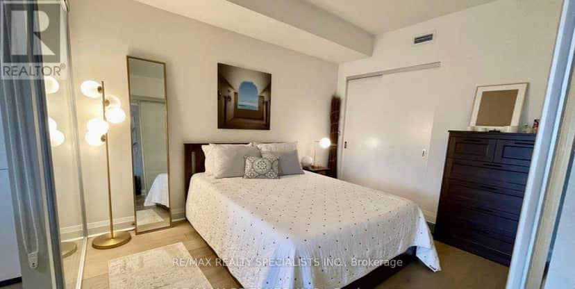 210 - 243 Perth Avenue — photo 3 of 4