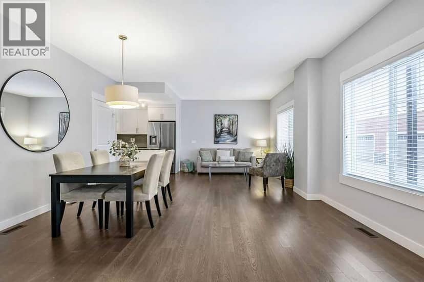 22 West Coach Manor SW, Calgary, photo 2