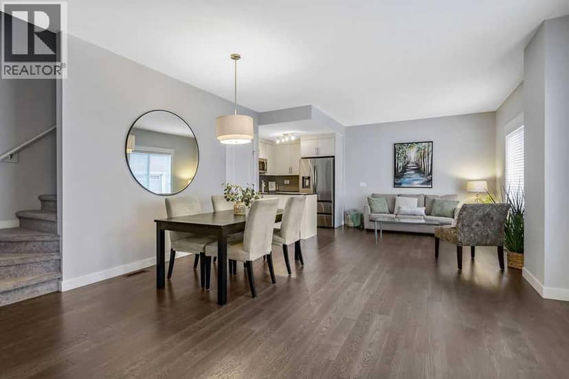 22 West Coach Manor SW, Calgary, photo 3