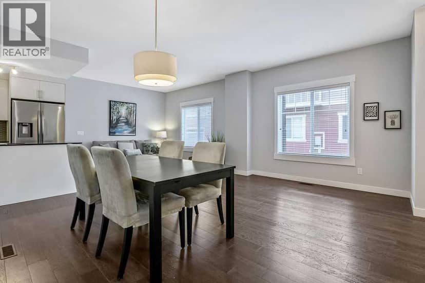 22 West Coach Manor SW, Calgary, photo 8