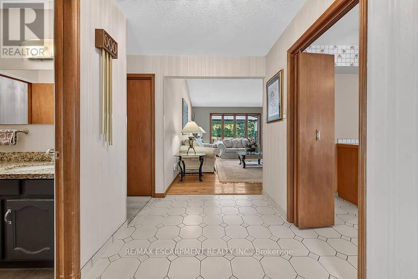 2 Karendale Crescent — photo 10 of 40