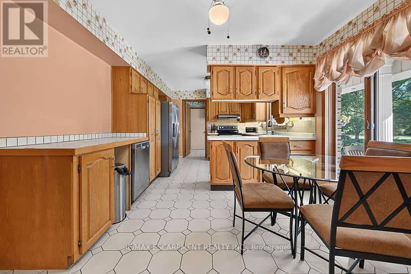 2 Karendale Crescent — photo 11 of 40
