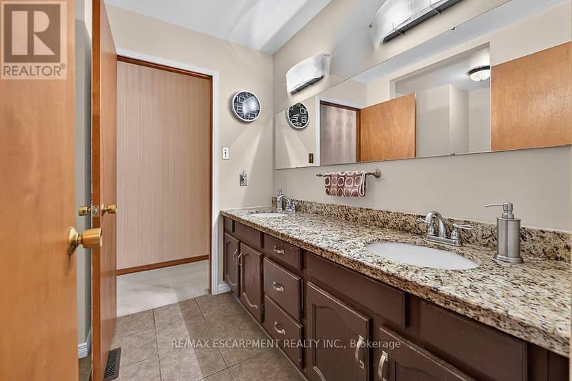2 Karendale Crescent — photo 25 of 40