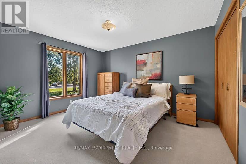 2 Karendale Crescent — photo 27 of 40