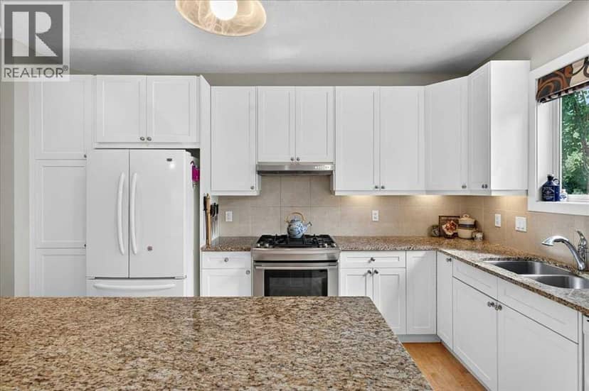 60 Sherwood Crescent NW — photo 10 of 37