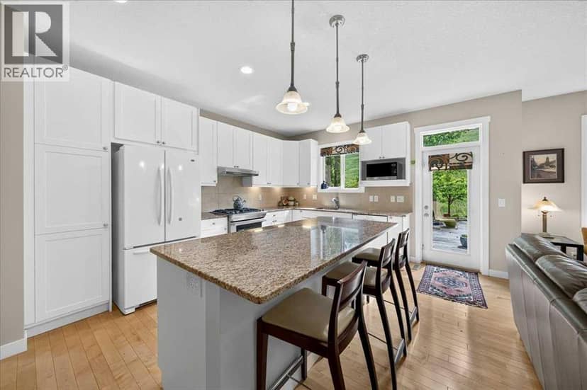 60 Sherwood Crescent NW — photo 9 of 37