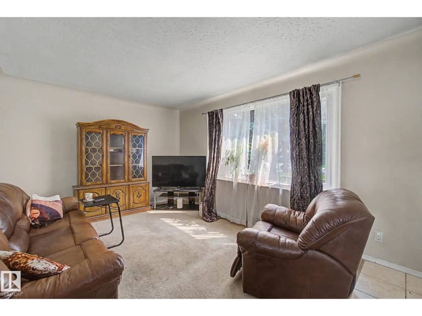 8710 83 AV NW, Edmonton, photo 2