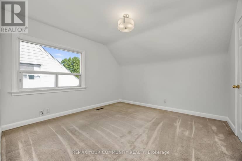 18 Robertsfield Crescent — photo 32 of 40
