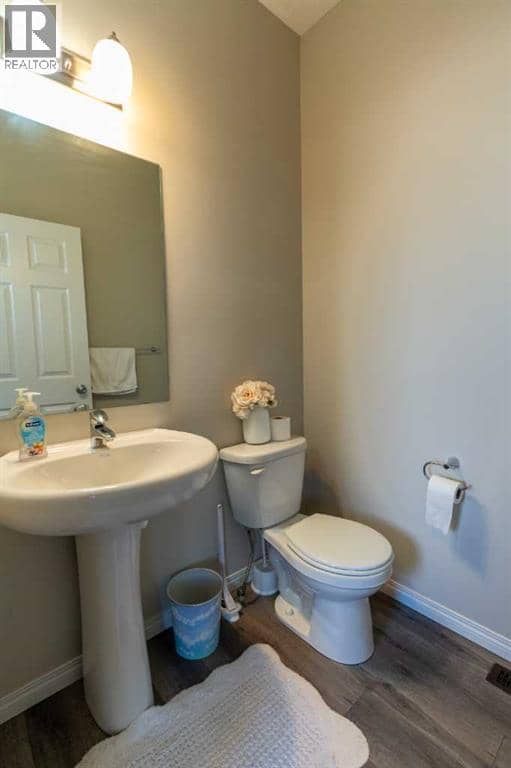 99 Hillcrest Close SW — photo 19 of 40