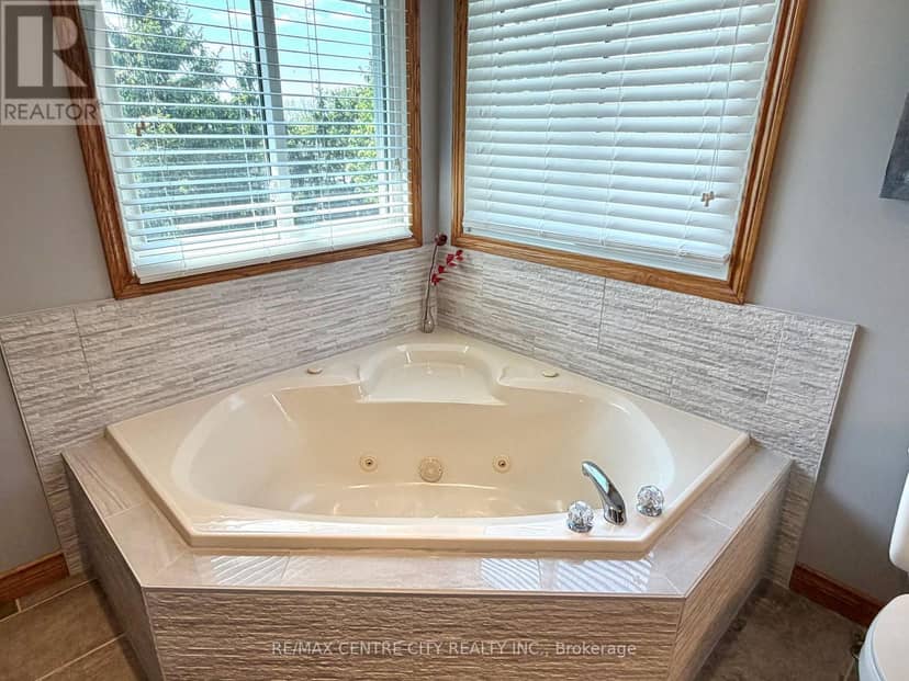 31 Cavanaugh Crescent — photo 33 of 40