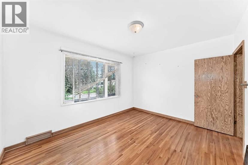 1703 32 Street SW — photo 15 of 40