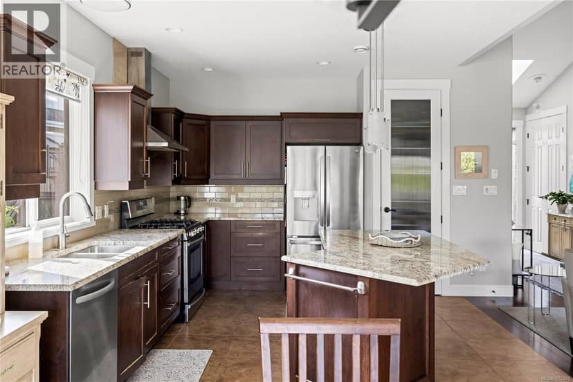 688 Lowry's Rd, French Creek, photo 8
