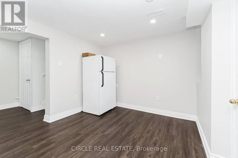 20 Langdale Crescent — photo 19 of 27