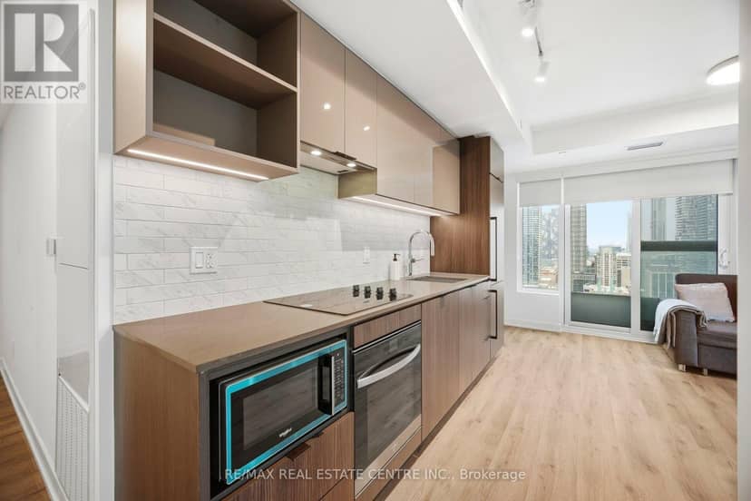 2715 - 252 Church Street — photo 17 of 30