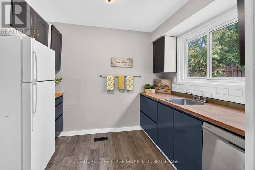 54 Woodstone Crescent — photo 12 of 31