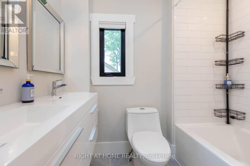 16 Pine Crescent — photo 23 of 40