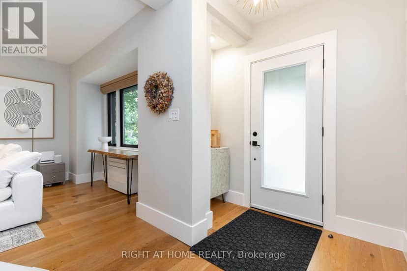 16 Pine Crescent, Toronto, photo 3