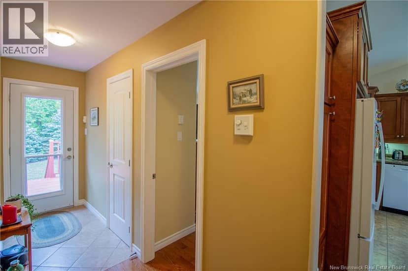 60 Walker Crescent — photo 19 of 40